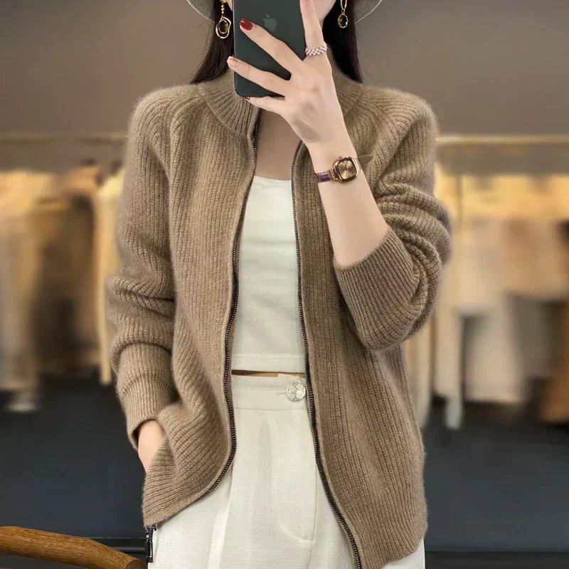 "Elegante beige wollen vest met rits, gebreide structuur, zacht en warm, voor dames, ideaal voor herfst en winter."