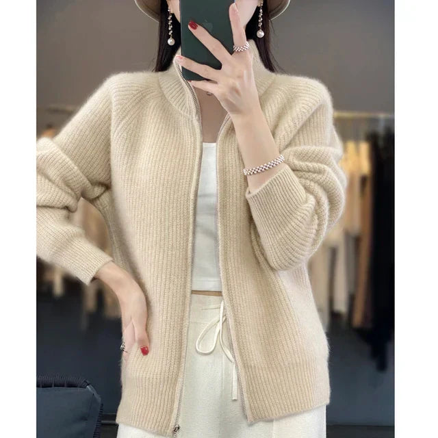 "Elegante beige wollen vest met rits, gebreide structuur, zacht en warm, voor dames, ideaal voor herfst en winter."
