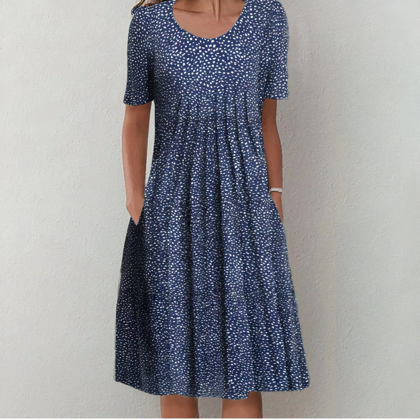 "Elegante blauwe katoenen jurk met bloemmotief, vloeiend silhouet, veelzijdig voor casual en formele gelegenheden."