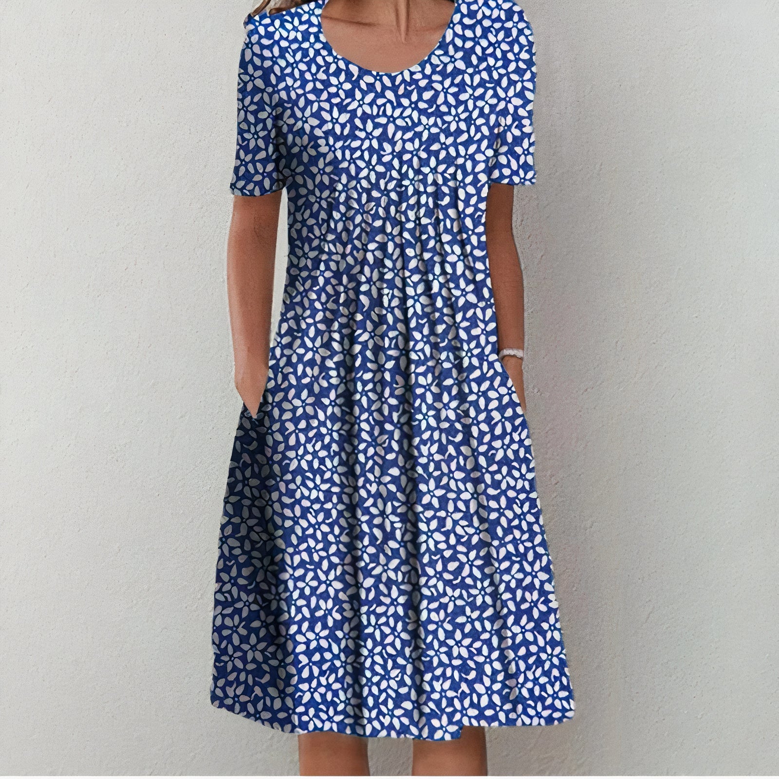 "Elegante blauwe katoenen jurk met bloemmotief, vloeiend silhouet, veelzijdig voor casual en formele gelegenheden."
