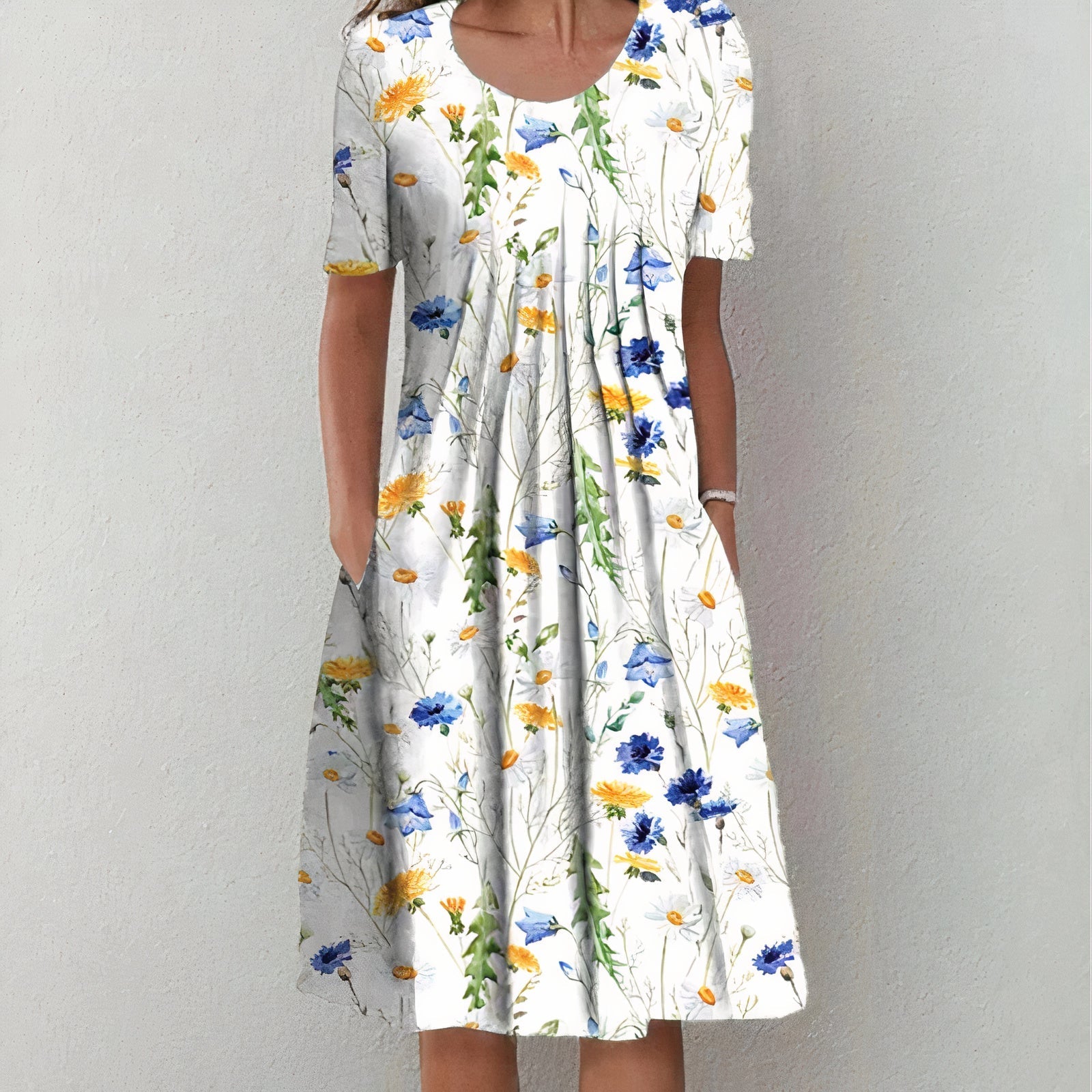 "Elegante blauwe katoenen jurk met bloemmotief, vloeiend silhouet, veelzijdig voor casual en formele gelegenheden."