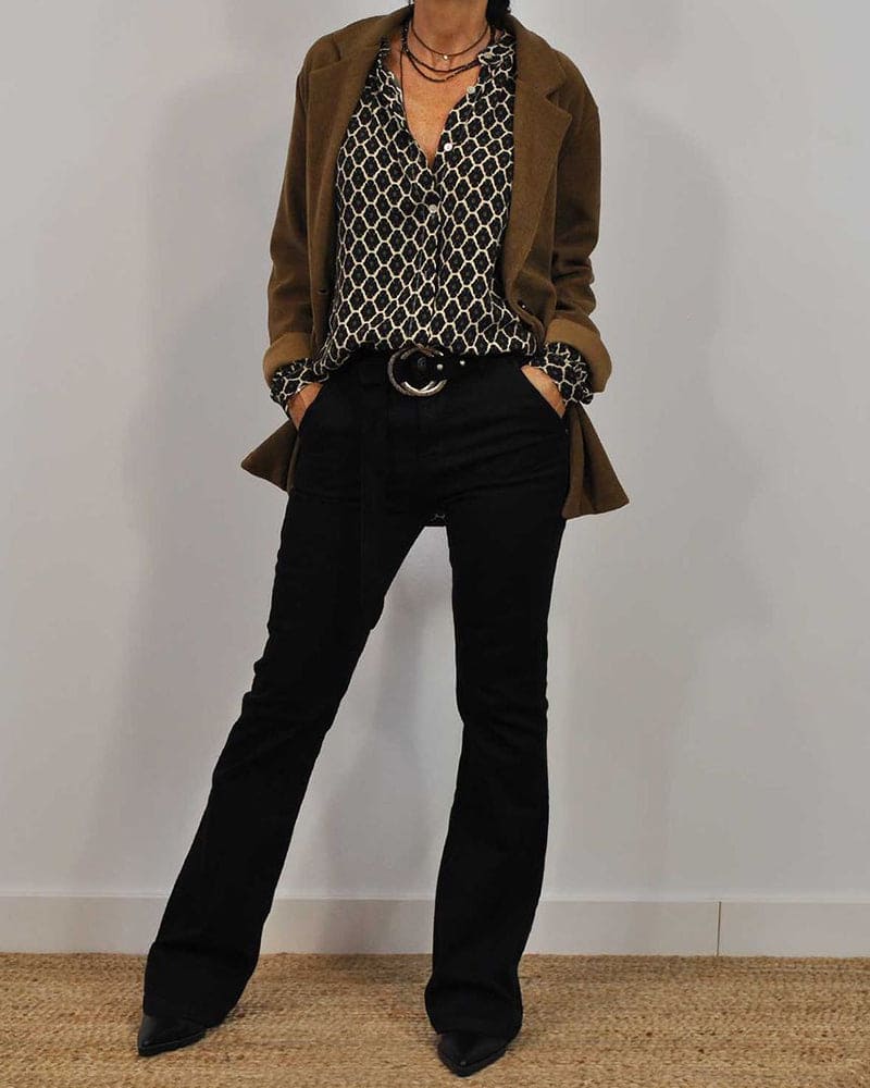 Elegante blouse met V-hals en geometrisch design, subtiele knoopdetails, ideaal voor zowel zakelijke als casual gelegenheden.