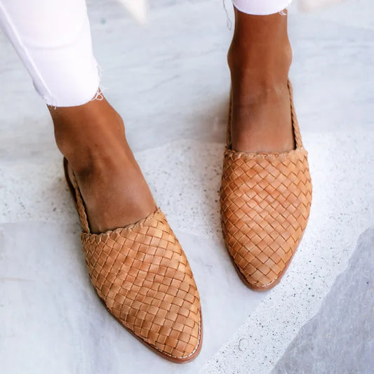 "Elegante bruine gevlochten damesschoenen, stijlvolle zomerse flats met handgeweven design, perfect voor casual outfits."