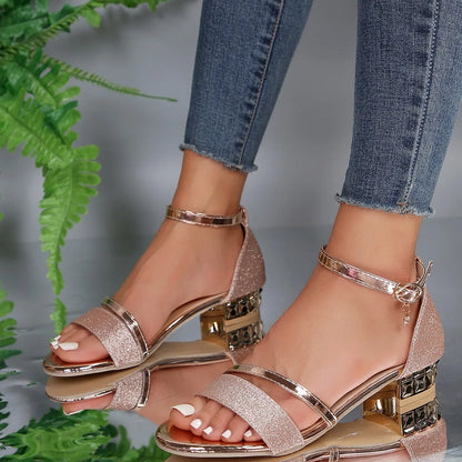 Elegante, bruine orthopedische sandalen met verstelbare enkelbandjes en 2,5 cm hak, uitstekend voor comfort en stijl.