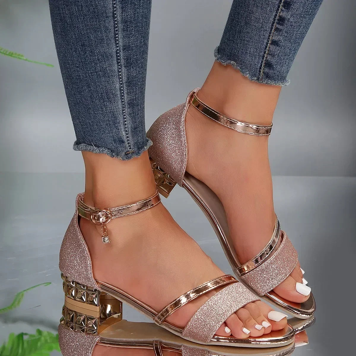 Elegante, bruine orthopedische sandalen met verstelbare enkelbandjes en 2,5 cm hak, uitstekend voor comfort en stijl.