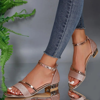 Elegante, bruine orthopedische sandalen met verstelbare enkelbandjes en 2,5 cm hak, uitstekend voor comfort en stijl.