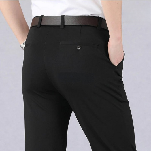 "Elegante businessbroek voor heren in strak zwart, professioneel ontwerp voor zakelijke en formele gelegenheden."