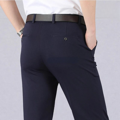 "Elegante businessbroek voor heren in strak zwart, professioneel ontwerp voor zakelijke en formele gelegenheden."