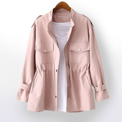 "Elegante casual damestrenchcoat in luxe katoenmix, stijlvol beige design, perfect voor elke gelegenheid en elk weer."