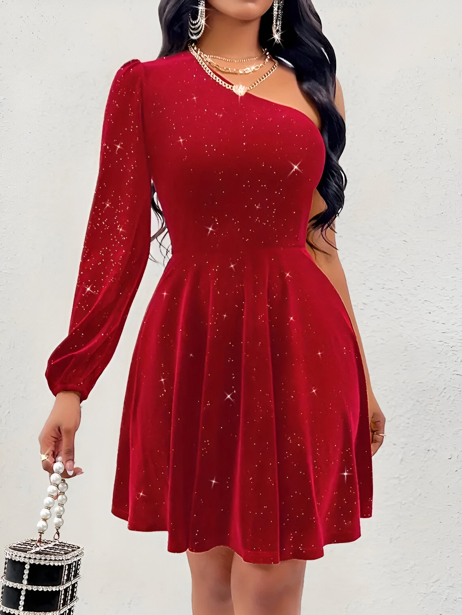 "Elegante Charlotta one-shoulder jurk met speelse ruches, perfect voor feestelijke gelegenheden en chique uitstapjes."