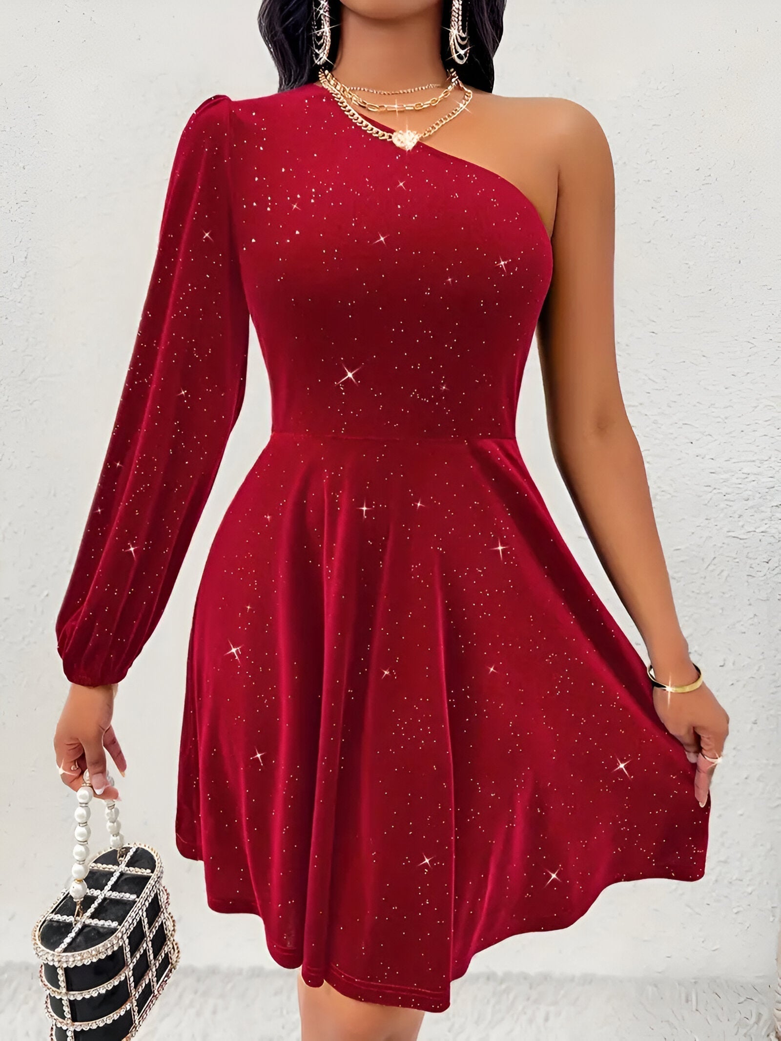 "Elegante Charlotta one-shoulder jurk met speelse ruches, perfect voor feestelijke gelegenheden en chique uitstapjes."