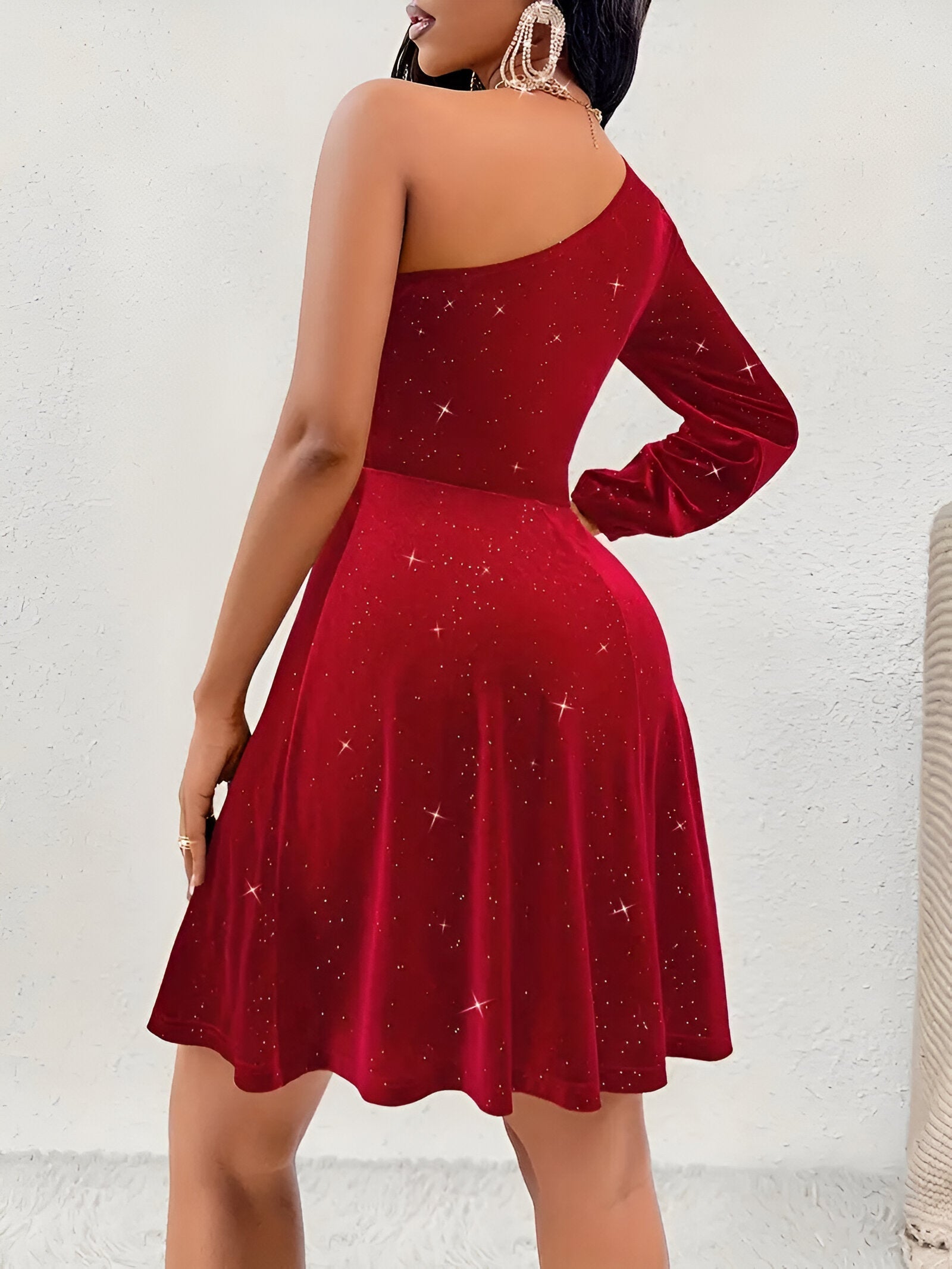 "Elegante Charlotta one-shoulder jurk met speelse ruches, perfect voor feestelijke gelegenheden en chique uitstapjes."
