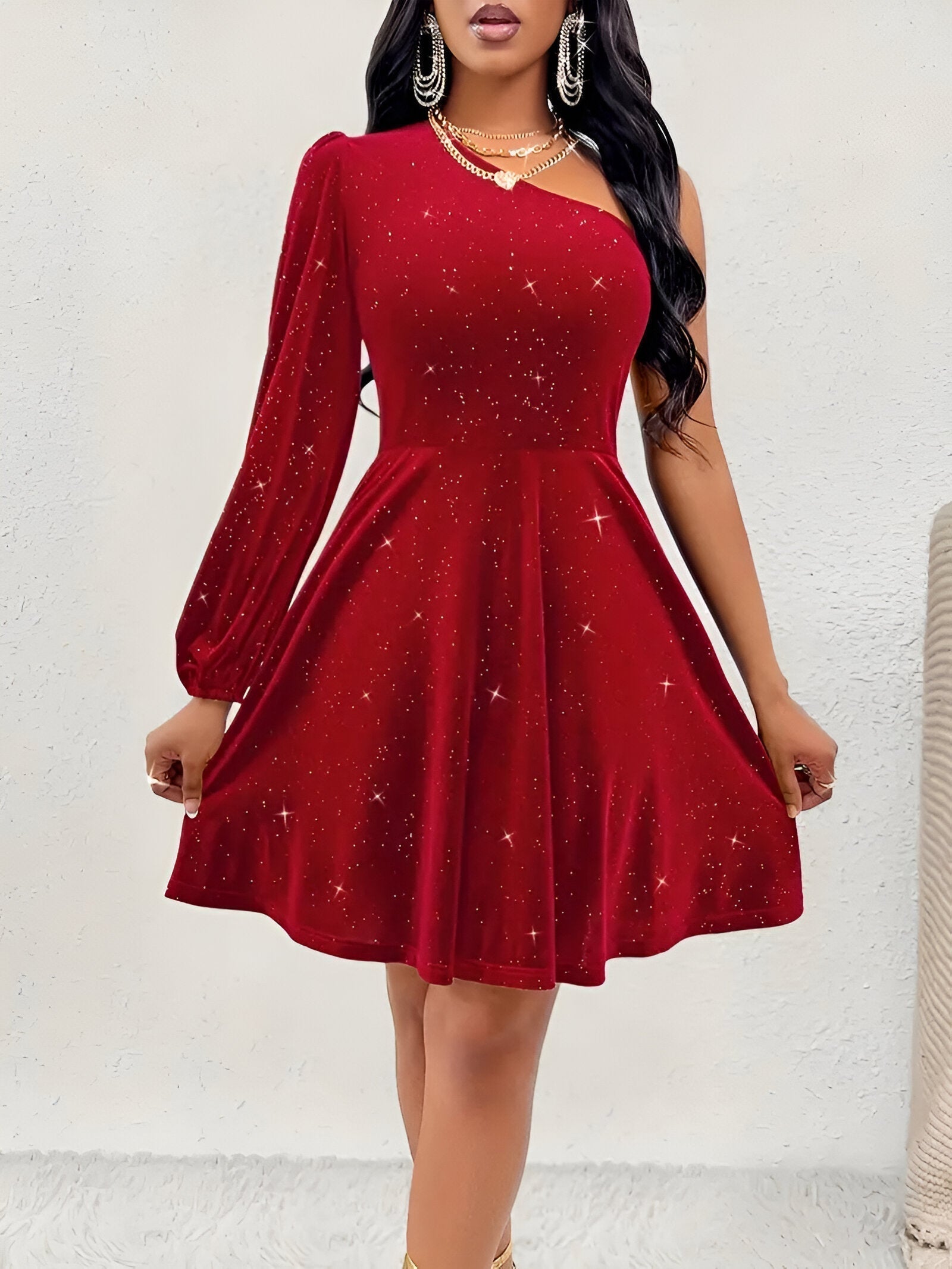 "Elegante Charlotta one-shoulder jurk met speelse ruches, perfect voor feestelijke gelegenheden en chique uitstapjes."