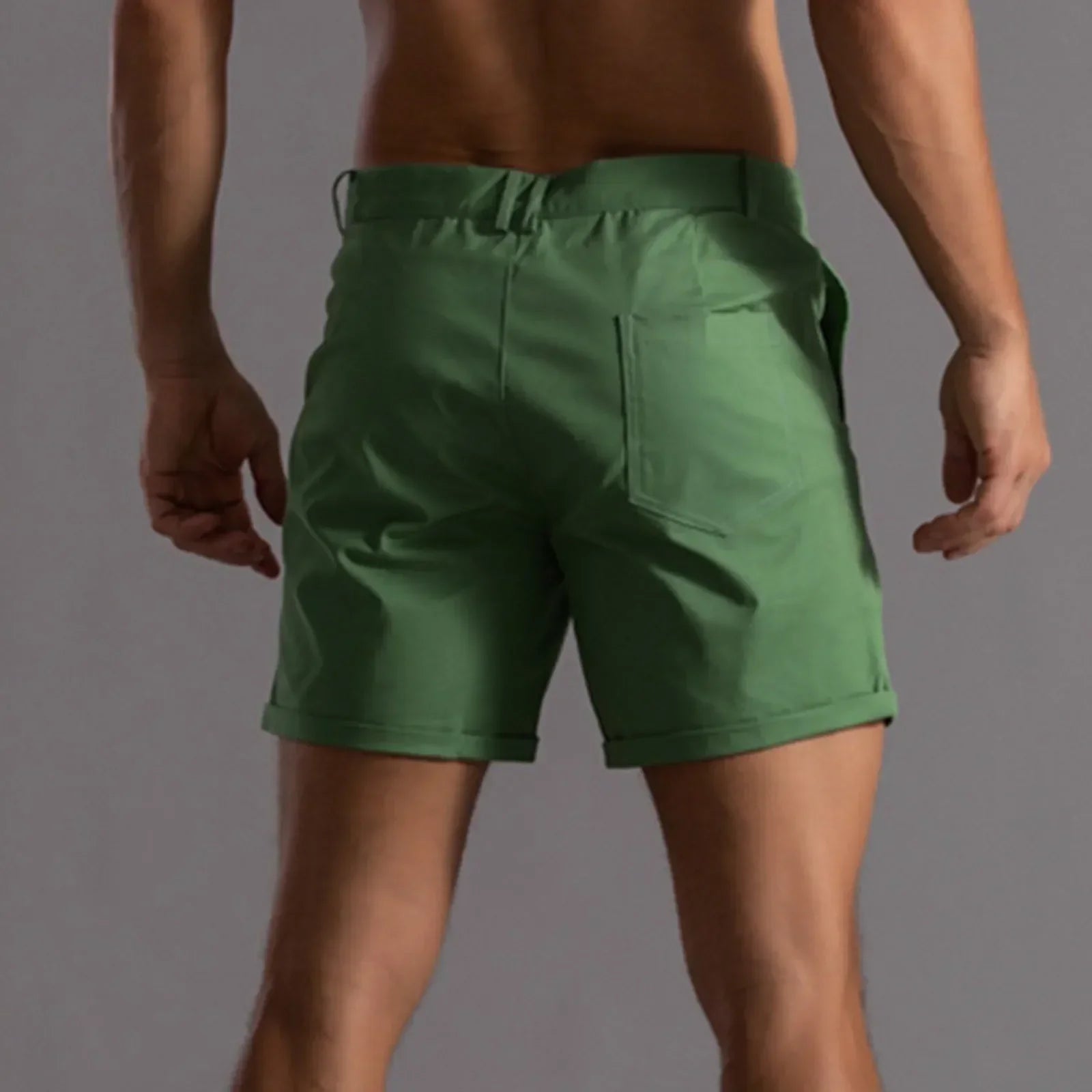 "Elegante, comfortabele heren chino shorts voor zomer, effen kleur, lossere pasvorm, ideaal voor casual activiteiten."