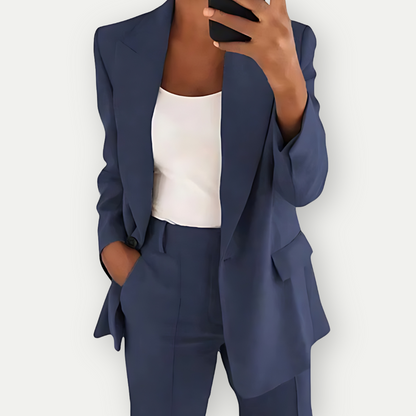 "Elegante dames blazer set met scherpe lijnen en luxe stof, geschikt voor zakelijk en casual gebruik."
