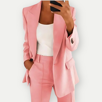 "Elegante dames blazer set met scherpe lijnen en luxe stof, geschikt voor zakelijk en casual gebruik."