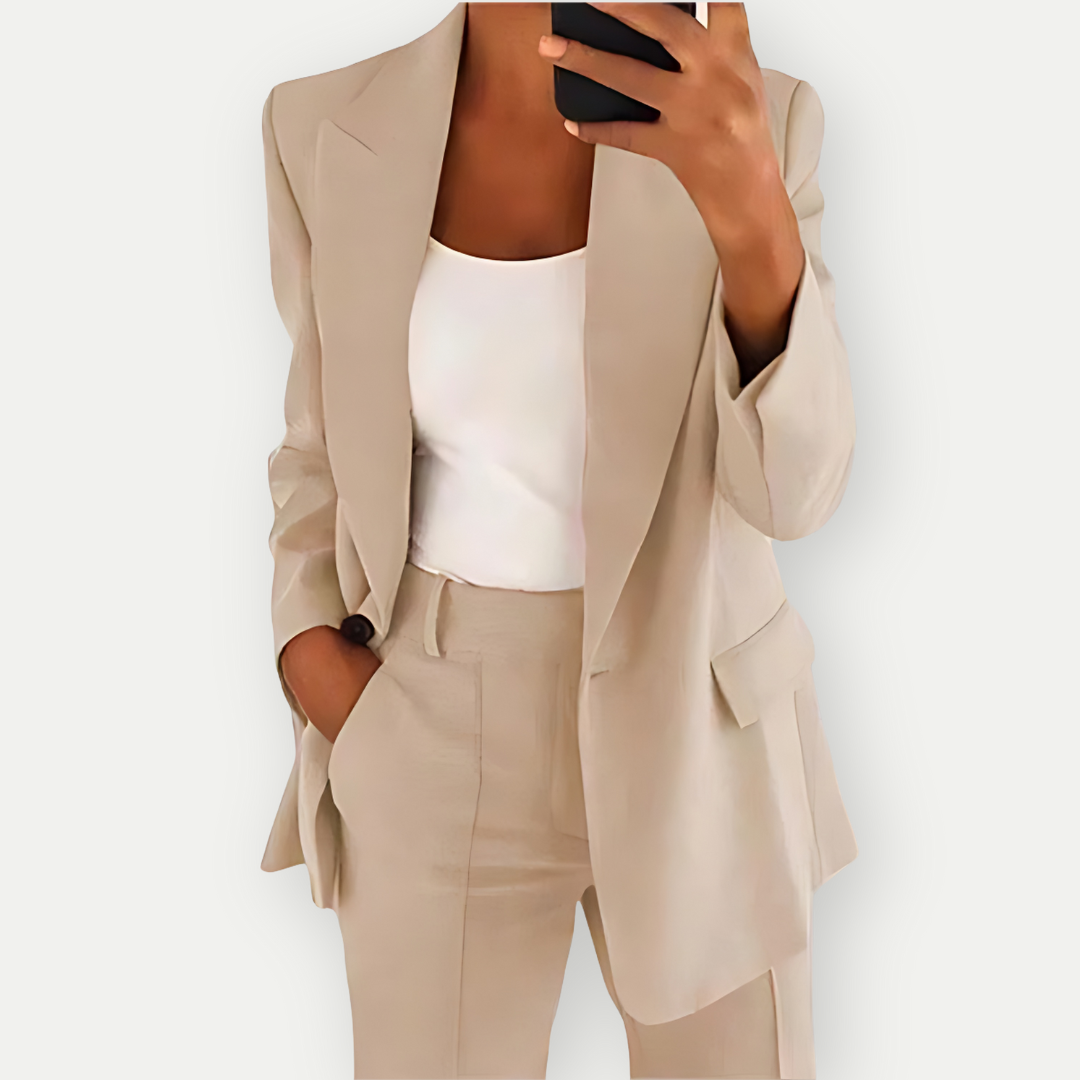 "Elegante dames blazer set met scherpe lijnen en luxe stof, geschikt voor zakelijk en casual gebruik."