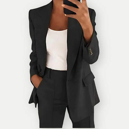"Elegante dames blazer set met scherpe lijnen en luxe stof, geschikt voor zakelijk en casual gebruik."