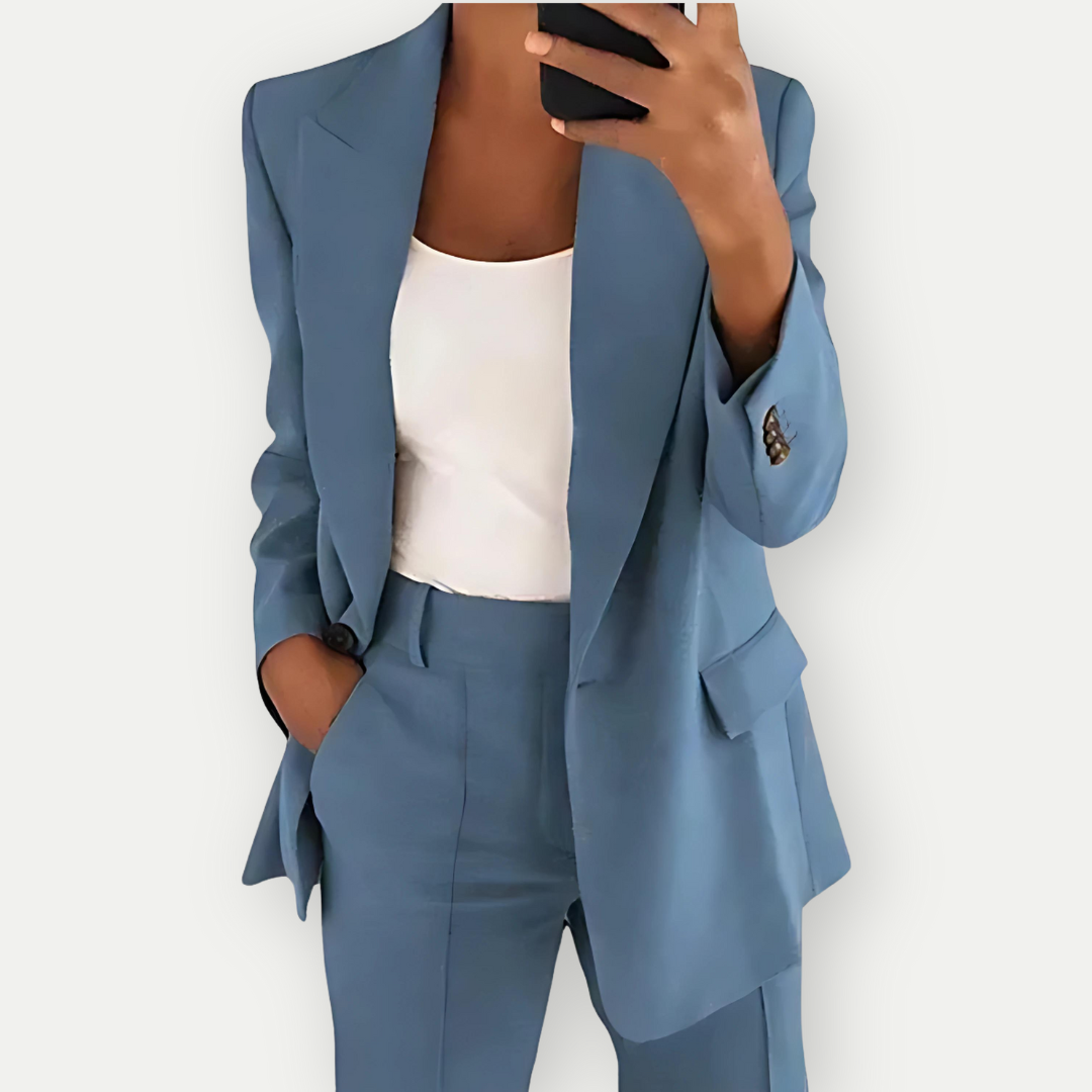 "Elegante dames blazer set met scherpe lijnen en luxe stof, geschikt voor zakelijk en casual gebruik."