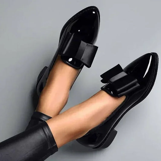 Elegante dames loafers met puntige neus, chique strikdecor en glanzend patent leer, ideaal voor dagelijks comfort.