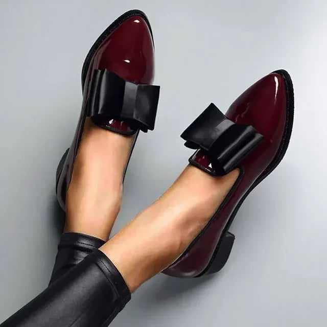 Elegante dames loafers met puntige neus, chique strikdecor en glanzend patent leer, ideaal voor dagelijks comfort.