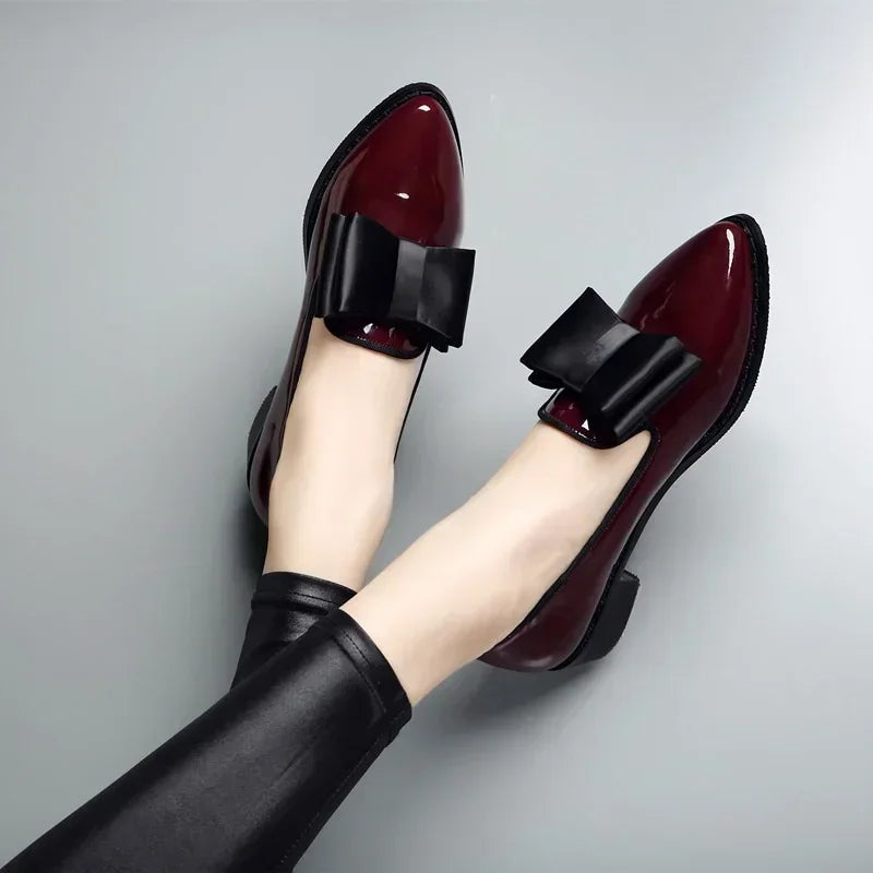 Elegante dames loafers met puntige neus, chique strikdecor en glanzend patent leer, ideaal voor dagelijks comfort.