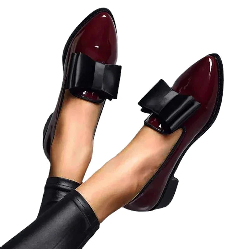 Elegante dames loafers met puntige neus, chique strikdecor en glanzend patent leer, ideaal voor dagelijks comfort.