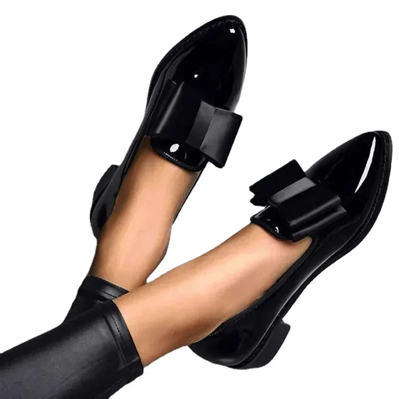Elegante dames loafers met puntige neus, chique strikdecor en glanzend patent leer, ideaal voor dagelijks comfort.