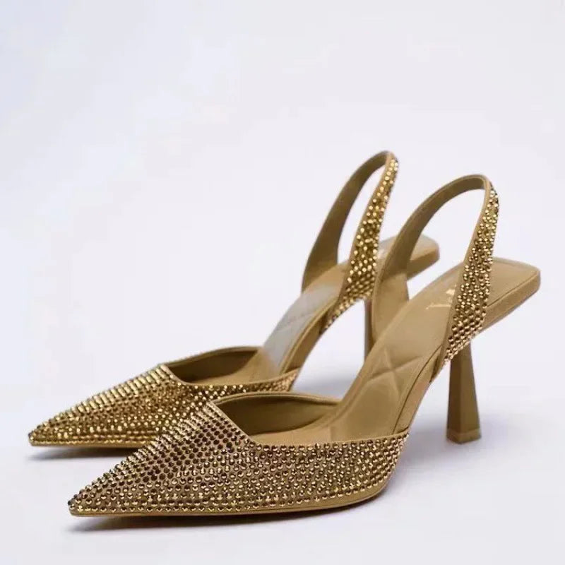 "Elegante dames sandalen met puntige neus, hoge hak en verstelbare bandjes, ideaal voor comfort en stijl in de zomer."