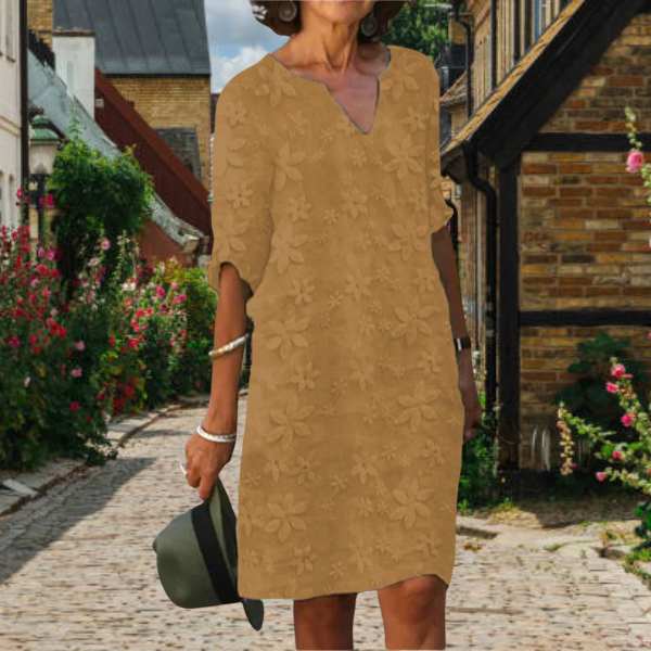 Elegante damesjurk met V-hals en bloemenmotief, verfijnde uitstraling en comfortabele pasvorm, essentieel voor de zomergarder