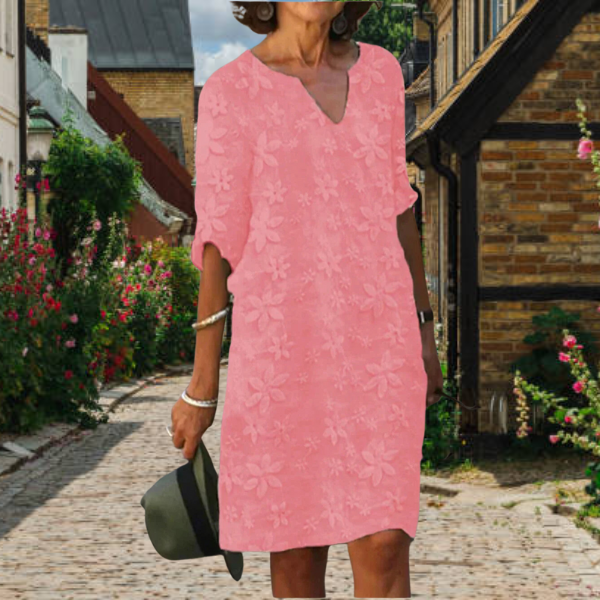 Elegante damesjurk met V-hals en bloemenmotief, verfijnde uitstraling en comfortabele pasvorm, essentieel voor de zomergarder