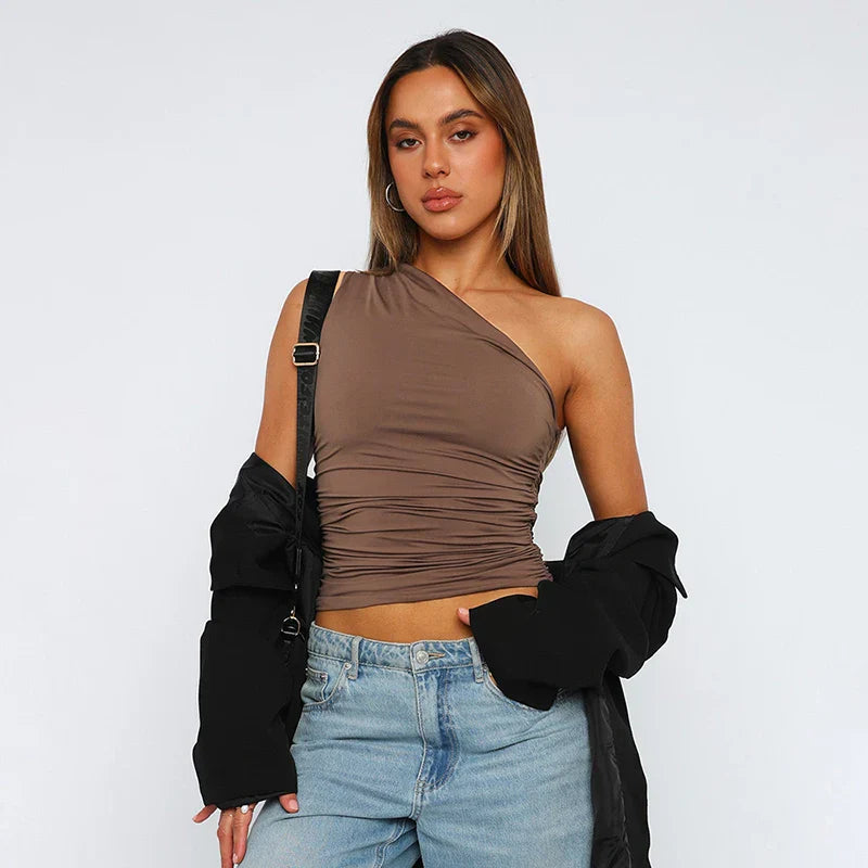 Elegante Danique tanktop: one-shoulder, rugloos, trendy dameskleding. Perfect voor avond- of casual outfits.