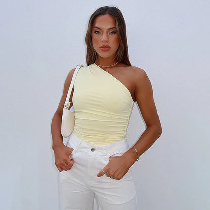 Elegante Danique tanktop: one-shoulder, rugloos, trendy dameskleding. Perfect voor avond- of casual outfits.