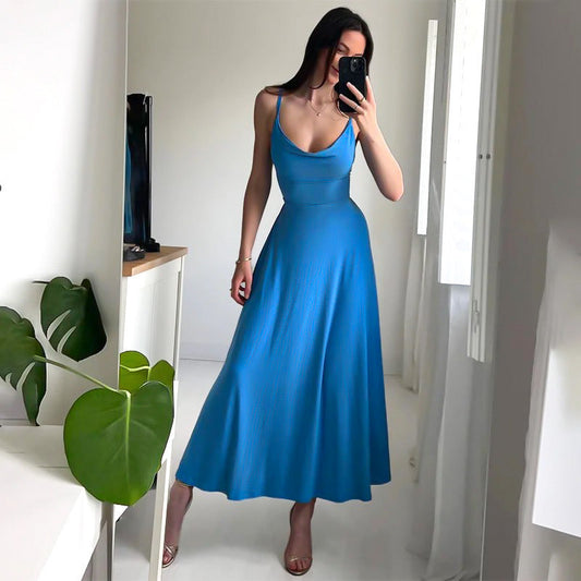 "Elegante Dione maxi jurk met V-hals, getailleerde pasvorm en gemaakt van duurzaam gerecycled polyester, zijaanzicht."