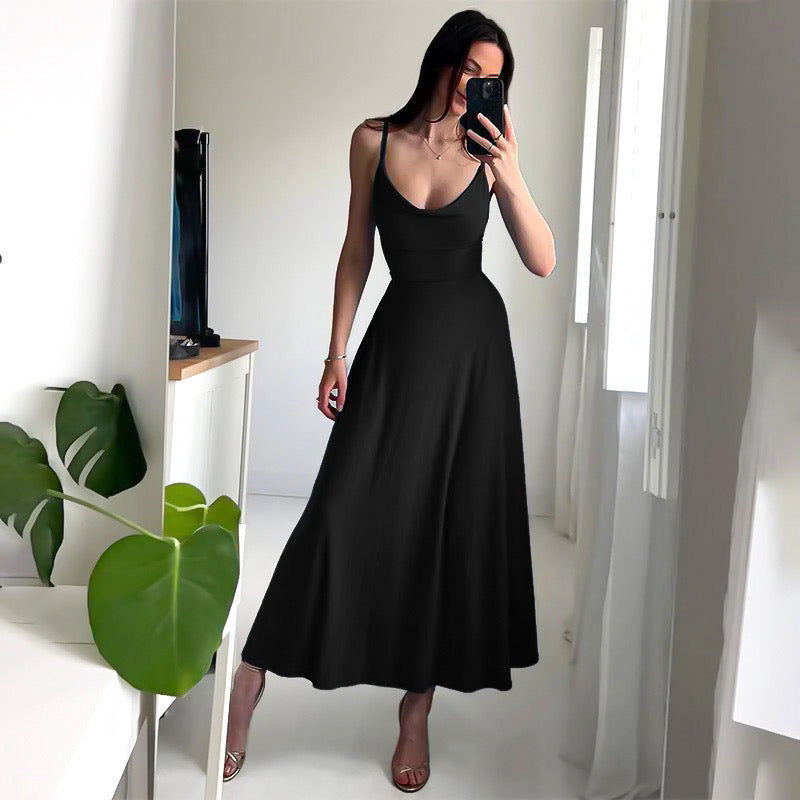 "Elegante Dione maxi jurk met V-hals, getailleerde pasvorm en gemaakt van duurzaam gerecycled polyester, zijaanzicht."
