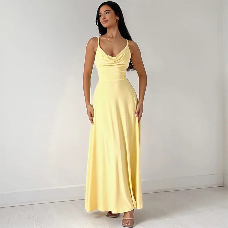 "Elegante Dione maxi jurk met V-hals, getailleerde pasvorm en gemaakt van duurzaam gerecycled polyester, zijaanzicht."