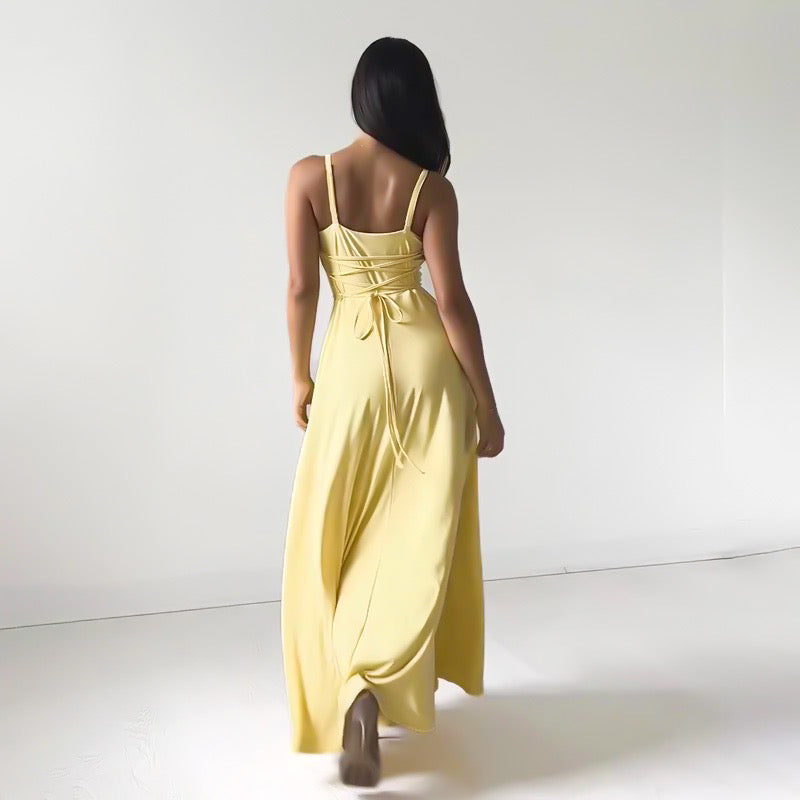 "Elegante Dione maxi jurk met V-hals, getailleerde pasvorm en gemaakt van duurzaam gerecycled polyester, zijaanzicht."