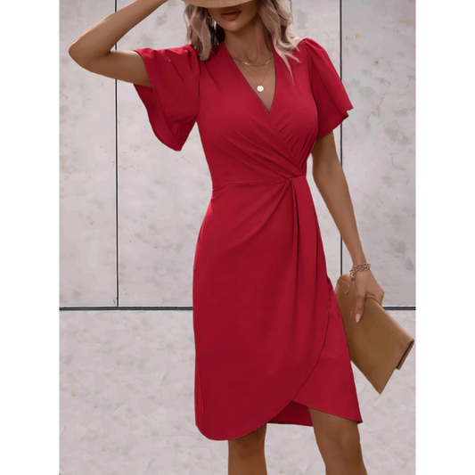 "Elegante Evelina wikkeljurk met V-hals en vloeiende mouwen, benadrukt vrouwelijk silhouet, ideaal voor elke gelegenheid."
