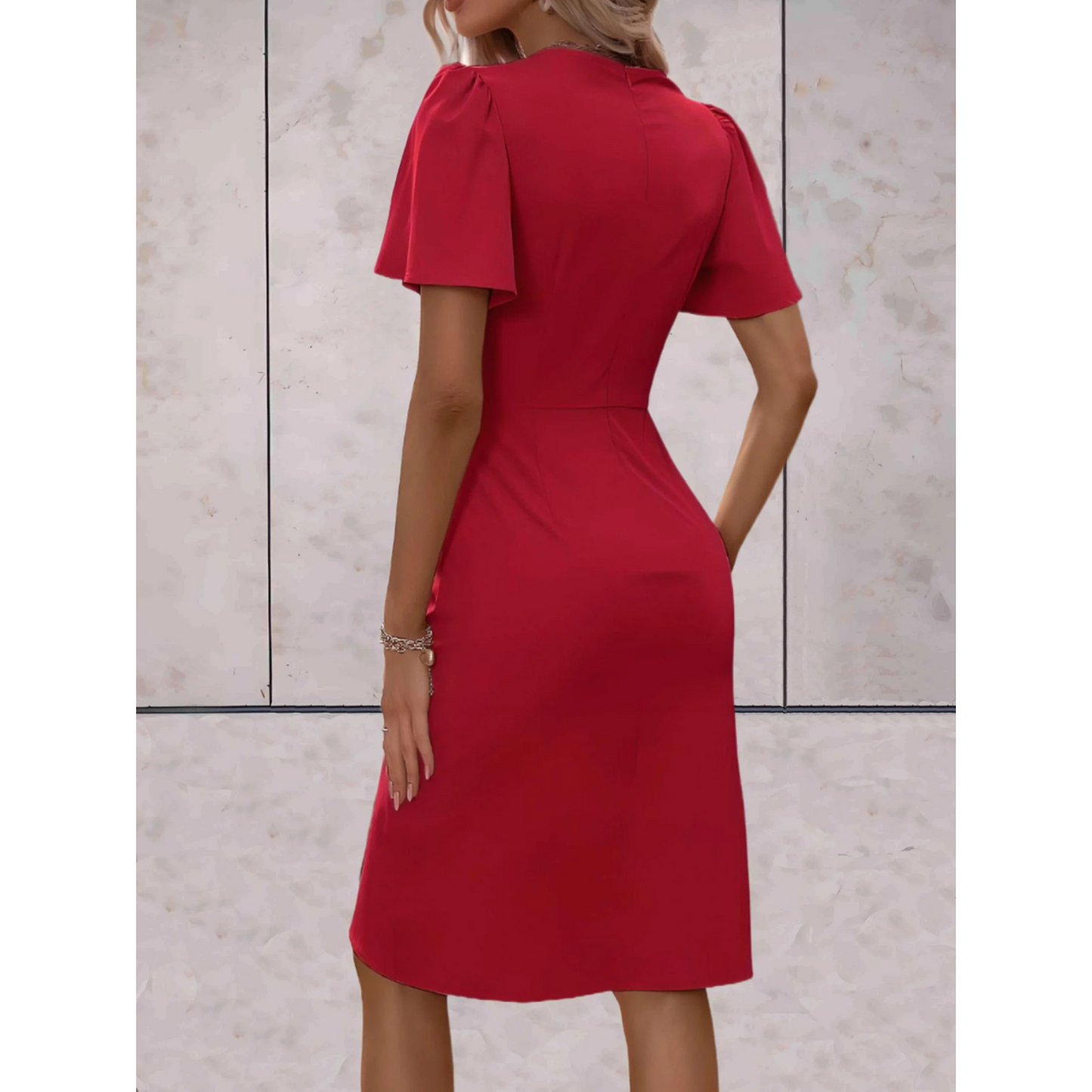 "Elegante Evelina wikkeljurk met V-hals en vloeiende mouwen, benadrukt vrouwelijk silhouet, ideaal voor elke gelegenheid."