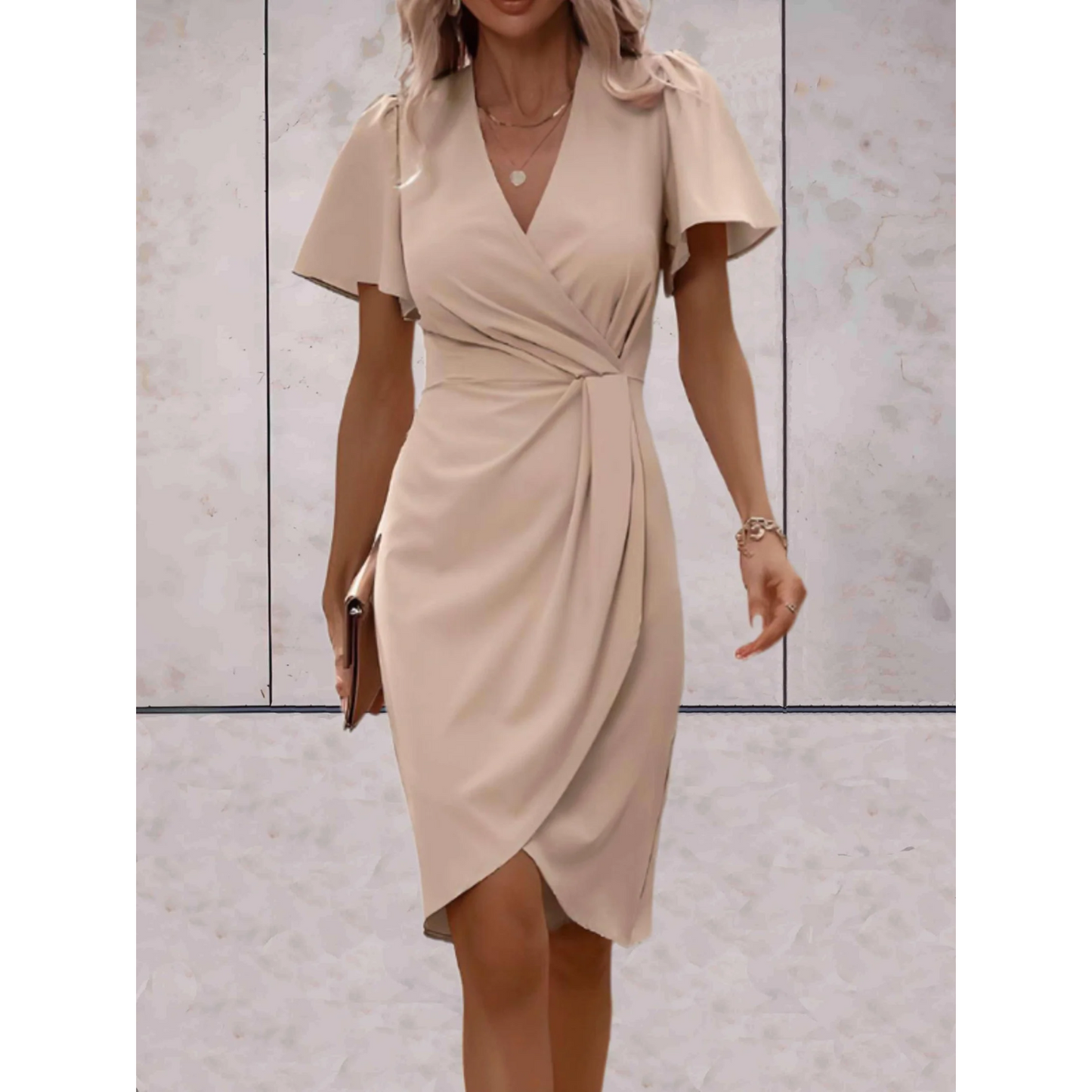 "Elegante Evelina wikkeljurk met V-hals en vloeiende mouwen, benadrukt vrouwelijk silhouet, ideaal voor elke gelegenheid."