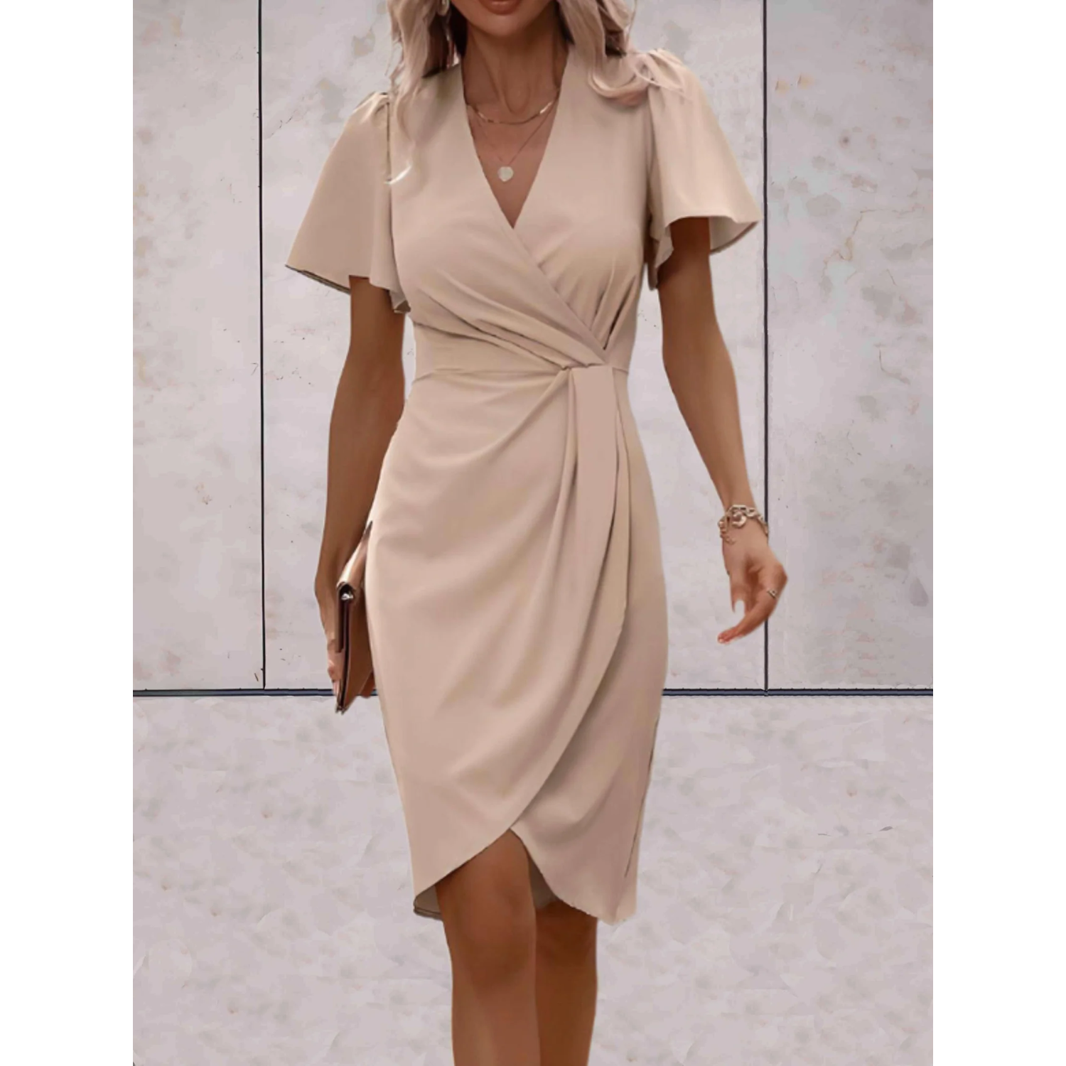 "Elegante Evelina wikkeljurk met V-hals en vloeiende mouwen, benadrukt vrouwelijk silhouet, ideaal voor elke gelegenheid."