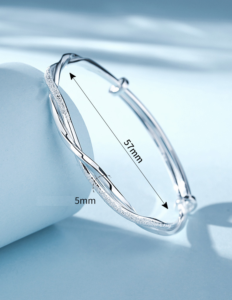 "Elegante gedraaide zilveren armband voor dames, verstelbaar, met glanzende afwerking en modern ontwerp"