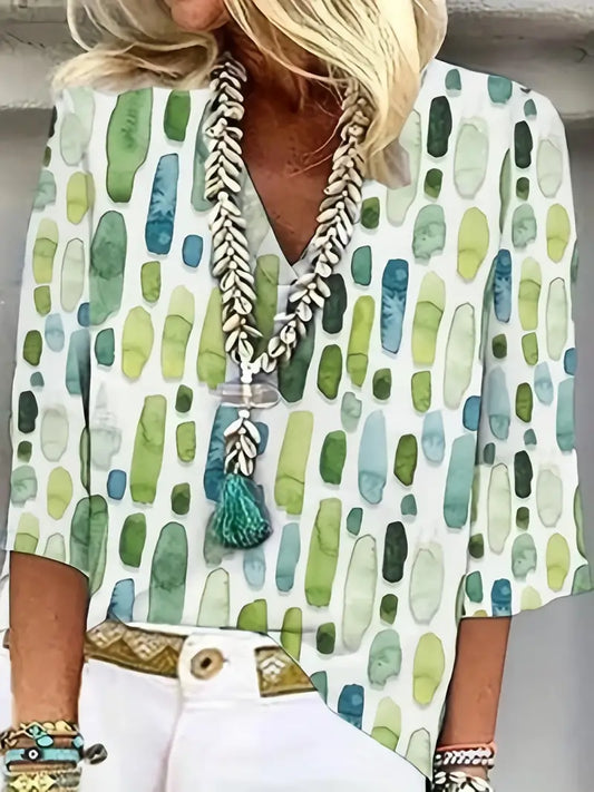 "Elegante geometrische V-hals blouse met 3/4 mouwen, veelzijdig voor elke gelegenheid, in moderne print."