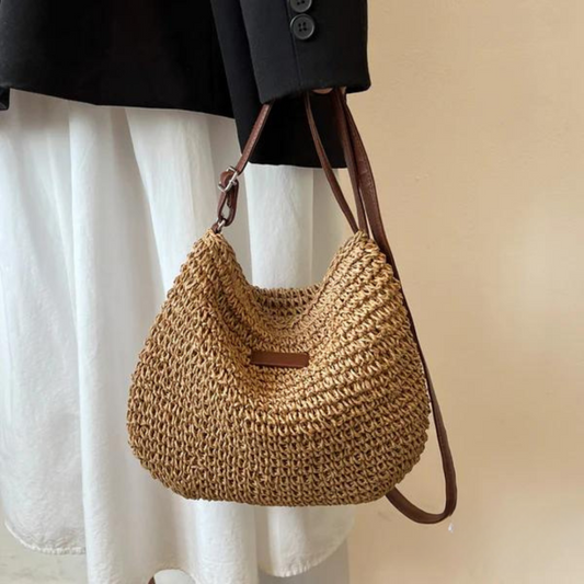 "Elegante gevlochten crossbody tas in beige en bruin met verstelbare band, ideaal voor casual of semi-formele gelegenheden."