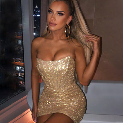 "Elegante glamour mini jurk met korset, zilver kleur, glanzend materiaal, flatterende pasvorm, geschikt voor chique evenement