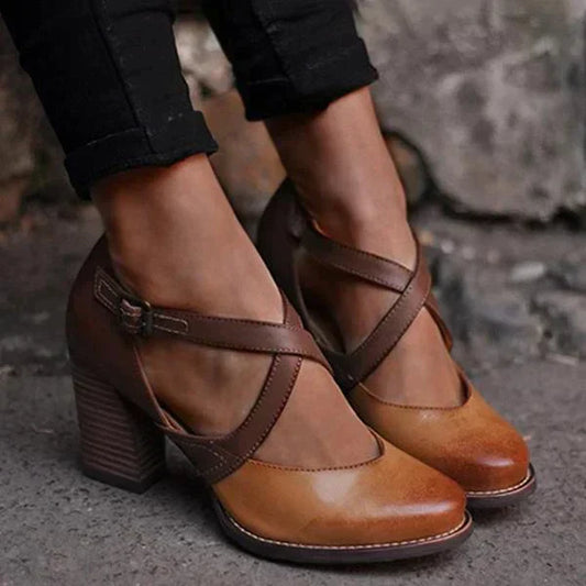 "Elegante haksandalen voor zomer, lederen clogs voor dames, hoogwaardig leer, tijdloos design, comfortabele hak."
