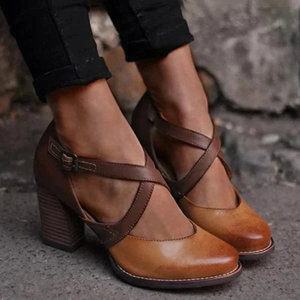 "Elegante haksandalen voor zomer, lederen clogs voor dames, hoogwaardig leer, tijdloos design, comfortabele hak."