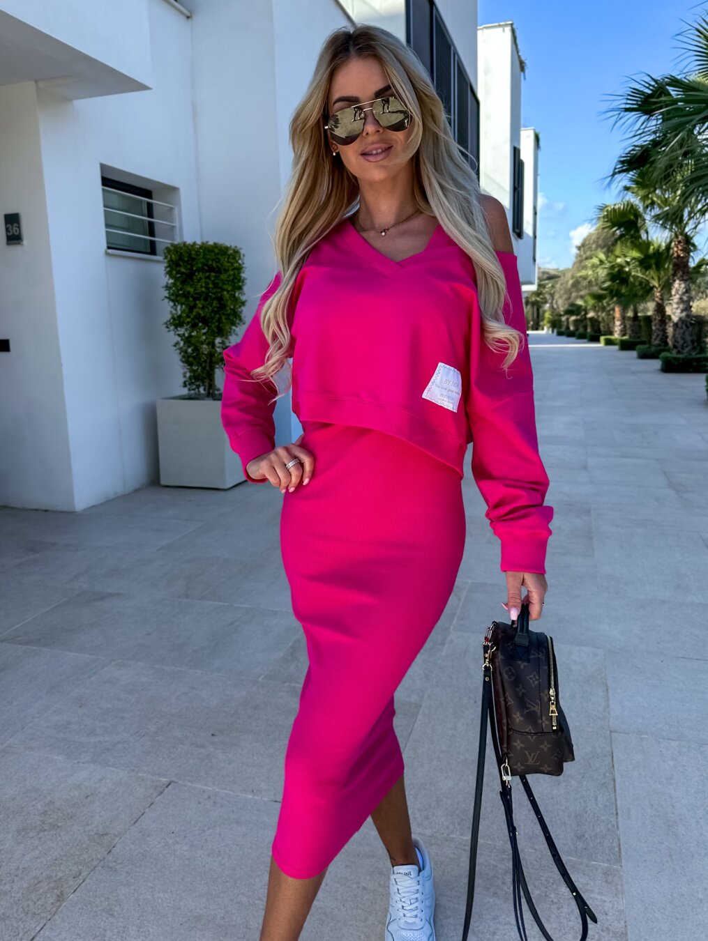 "Elegante Julia trui en jurk set, comfortabel, in diverse kleuren, flatterende pasvorm, geschikt voor elke gelegenheid."