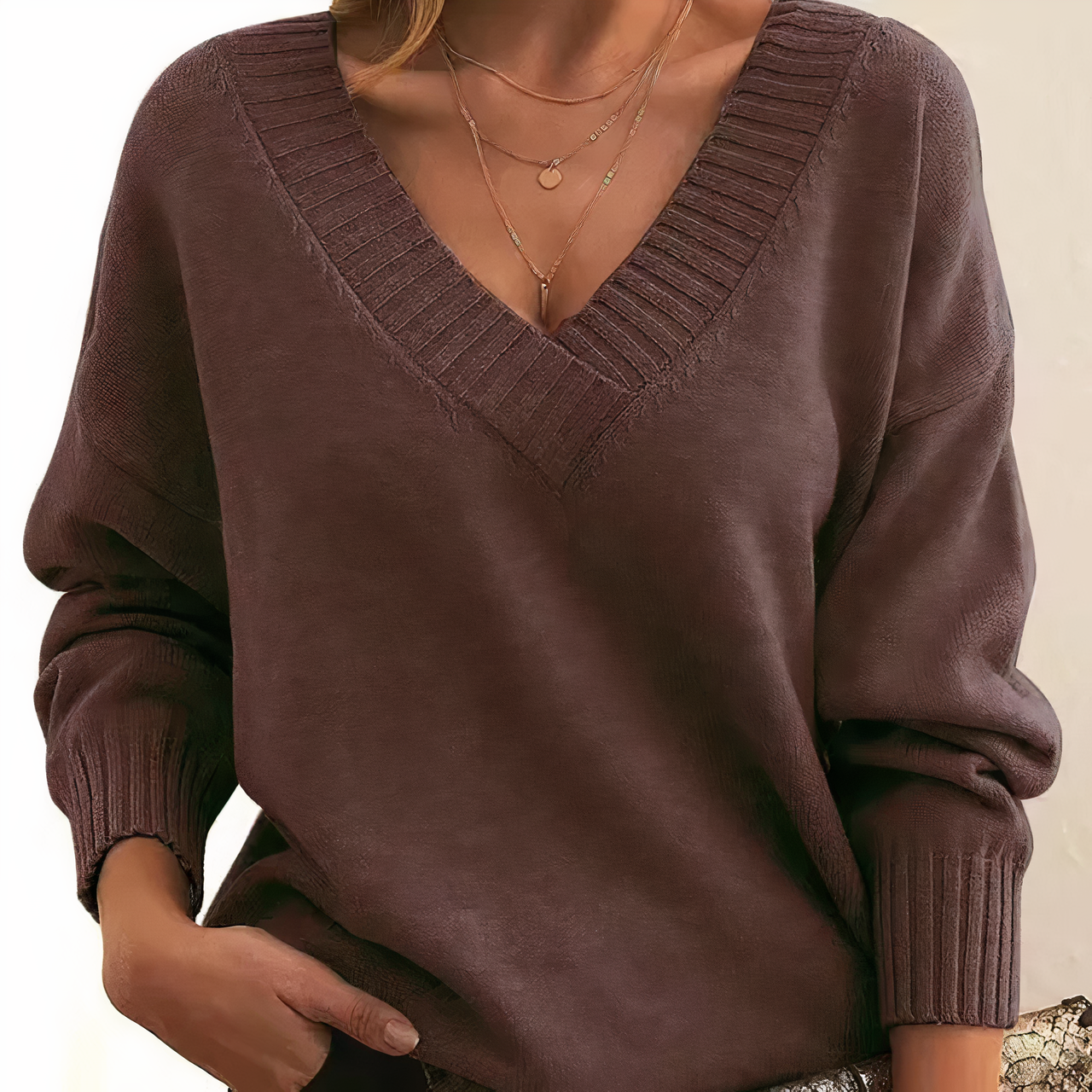 "Elegante kasjmier V-hals trui voor dames, warme beige kleur, combineert stijl met comfort, luxe uitstraling, tijdloos ontwer