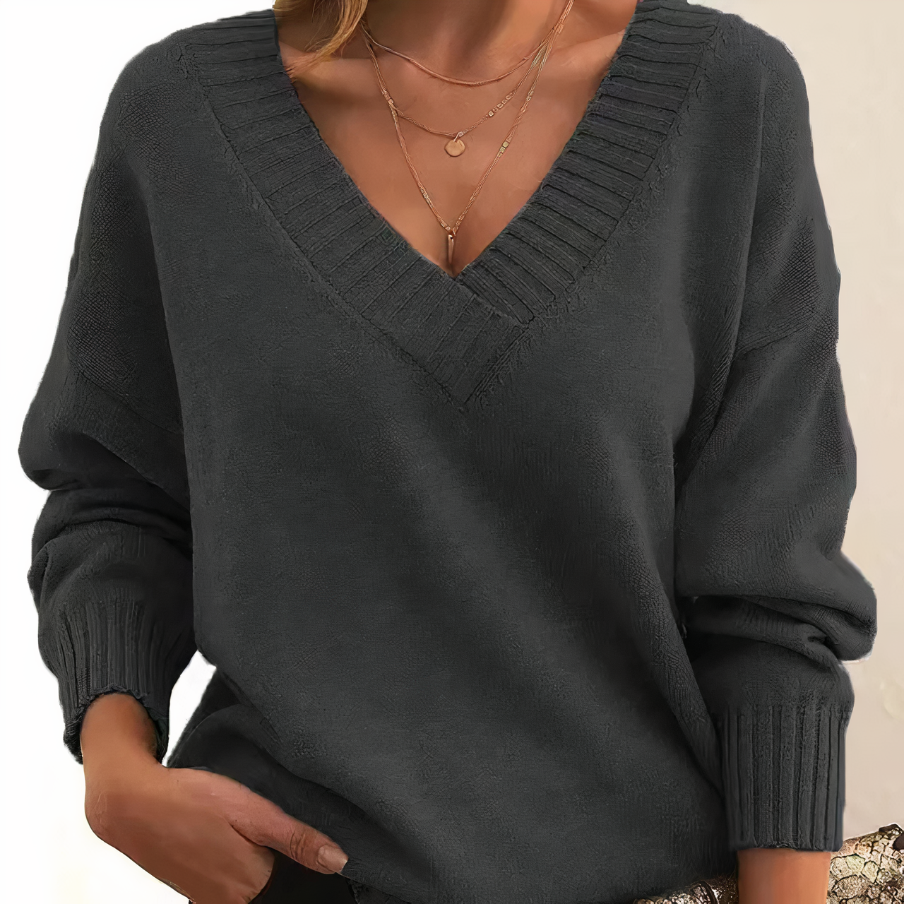 "Elegante kasjmier V-hals trui voor dames, warme beige kleur, combineert stijl met comfort, luxe uitstraling, tijdloos ontwer